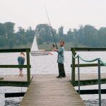 Jongetje vissend op steiger